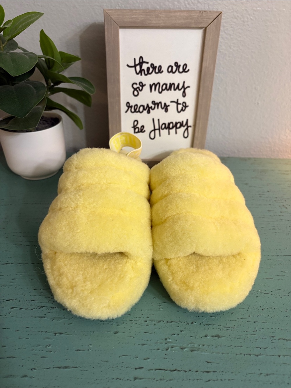 WomenPlush Ugg Slide Slippers - Yellow SZ 8 box 32